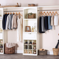 Cintre vintage en bois de hêtre avec crochet de couleur antique assorti pour l'affichage de vêtements en boutique et le rangement dans le placard