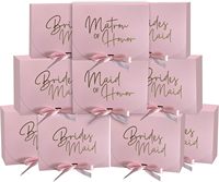 Boîte cadeau fermée en ruban satiné rose, matériaux recyclés écologiques, laminage mat, gaufrage, design de logo personnalisé pour les mariages