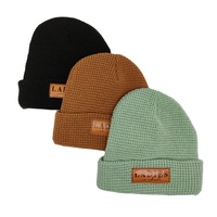 Bonnet en tricot gaufré personnalisé avec logo, 100 % acrylique, couleur unie, bonnet d'hiver, vente en gros de bonnets avec patch en cuir