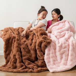 Plaids doux, élégants, luxueux et chauds en fausse fourrure de lapin gaufrée tie-dye froissée et bouclée, pour l'hiver - Product Image 1
