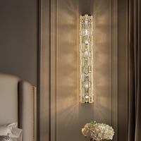 Applique murale LED moderne de luxe léger en cristal avec cadre en acier inoxydable pour chambre à coucher, chevet et mur de fond