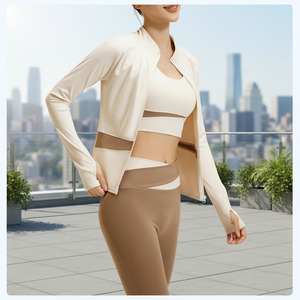 ชุดโยคะสามชิ้นแบบคัลเลอร์บล็อก บรา กางเกงขาสั้น เอวยางยืด ดีไซน์กระชับสัดส่วน แห้งเร็ว ระบายอากาศได้ดี ผลิตจากผ้าสแปนเด็กซ์/โพลีเอสเตอร์ - Product Image 2