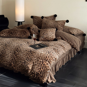 Set di Biancheria da Letto Personalizzato in Tessuto Misto Pile di Leopardo con Copripiumino e Copriletto con Bordo Arricciato - Product Image 2