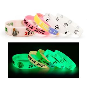 สายรัดข้อมือซิลิโคนราคาถูก พิมพ์ลายตามสั่ง โลโก้แบบนูน ข้อความ สี ขนาด เรืองแสงในที่มืด สายรัดข้อมือยางสำหรับโปรโมชั่น - Product Image 1