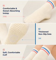 Chaussettes de Pilates antidérapantes blanches crème avec logo personnalisé pour femmes, chaussettes de yoga à rayures antidérapantes pour l'entraînement en studio de yoga