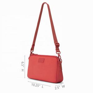 حقيبة هاتف محمول كروس بودي للنساء من النيوبرين قابلة للتعديل ، حمالة كتف عصرية مع سحاب إغلاق وتزيين بحروف - Product Image 3