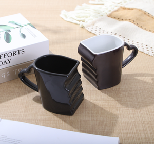 Ensemble de tasses en céramique irrégulières noires et blanches émaillées, motif cœur entrelacé pour couple, personnalisables avec logo et photo, idéal pour la Saint-Valentin et les boutiques. - Product Image 2