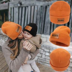 Conjunto de gorros de invierno de alta calidad para mujer y niño, gorro cálido de punto a juego con parche de cuero, 2 uds. - Product Image 3