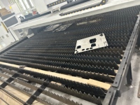 Machine de découpe laser à fibre industrielle haute puissance sur portique à rail au sol avec fonction de découpe en biseau pour métaux