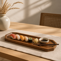 Planche à charcuterie en bois avec logo personnalisé et rebord surélevé pour la présentation de fromages, viandes et fruits, idéale pour les restaurants, hôtels, fêtes et traiteurs
