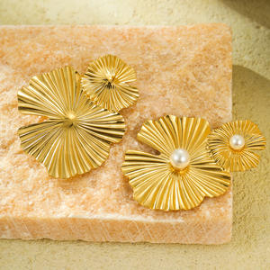 ต่างหูลายดอกไม้สีทองหรูหราพร้อมไข่มุกดีไซน์ดอกไม้พื้นผิวขนาดใหญ่เครื่องประดับที่มีสไตล์สำหรับผู้หญิงสวมใส่ทุกวัน - Product Image 3
