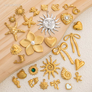 Sueño Dorado de Verano |   Colgante de Estrella de Mar y Sol en Acero Inoxidable con Baño de Oro PVD de 18K |   Colgante de Estrella de Mar, Concha, Caballito de Mar y Delfín - Product Image 5