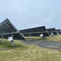 Système de suivi solaire à axe unique 2P avec supports de montage et contrôleur de pilotage pour projets au sol à grande échelle