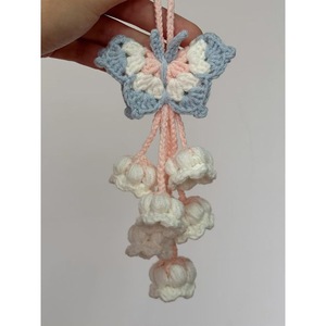 ชุดทำพวงกุญแจถักโครเชต์รูปผีเสื้อแฮนด์เมด พร้อมดอกลิลลี่ออฟเดอะวัลเลย์ ของขวัญเพื่อนสนิท พร้อมดอกไม้ประดิษฐ์ - Product Image 1