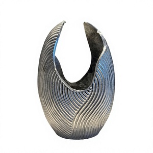 Maceta de Diseño Abstracto, Artesanía Metálica Hecha a Mano, Precio al por Mayor, Jarrones para Plantas Artificiales, Diseños Personalizables, Jarrón en Venta - Product Image 1