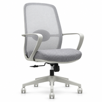 Chaise de bureau ergonomique moderne en maille grise avec dossier haut, assise rembourrée, accoudoirs, mécanisme réglable, base à cinq étoiles et roulettes