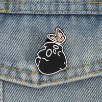 Broches en émail de chats noirs chassant des papillons, chat amusant et joyeux, broche pour vêtements, badge de revers, bijoux, cadeau en gros