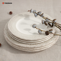 Assiette à dîner en céramique gaufrée de 9 pouces avec relief floral, faible quantité minimale de commande et remise en gros, passe au micro-ondes et au lave-vaisselle (en stock)