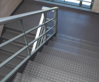Marche d'escalier circulaire en caoutchouc surélevée à bout carré - Design moderne, option bois massif, durable pour usage extérieur