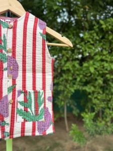 Chaqueta Infantil Acolchada de Algodón con Estampado de Bloques Hecha a Mano |   Chaleco sin mangas con estampado floral para niños - Product Image 5