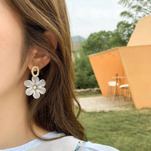 Boucles d'oreilles en perles et diamants avec pendentif fleur en résine Bijoux simples en cuivre pour femmes pour les fêtes - Product Image 3