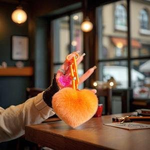 سلسلة مفاتيح قطيفة منفوشة من السيليكون بتصميم كرة الفرو على شكل قلب - Product Image 5