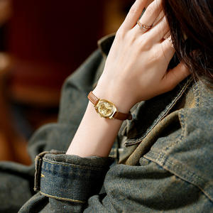 Nouvelle montre pour femme simple et élégante en forme de tonneau élégant bracelet en cuir montre-bracelet à quartz - Product Image 4