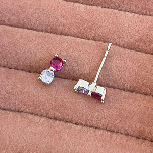 ต่างหูแฟชั่นเกาหลีแบบมินิมอลขายส่ง ชุบทอง 18K ประดับเพชรซิร์โคเนียเม็ดเล็ก สำหรับผู้หญิง - Product Image 5