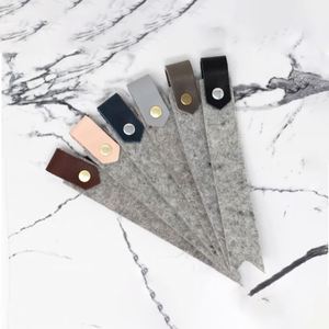 Marcapáginas Clásico de Fieltro con Cuero PU, Marcadores de Páginas de Estilo Retro, Regalos Únicos de Lectura para Amantes de los Libros - Product Image 2