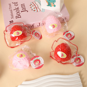 CHENXI 2025 Nuevo Diseño Fresa TPR Juguetes Blandos 5.5x5.5cm 73g Alivio del Estrés Simulación Fruta Taba Mochi Colgante de Bolsa para Apretar - Product Image 4