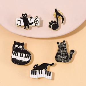 Alfileres esmaltados personalizados de fábrica con lindo gato negro Nota de piano Hierro de anime para solapa Pin Ramillete Música y temas de dibujos animados Sin mínimo - Product Image 3