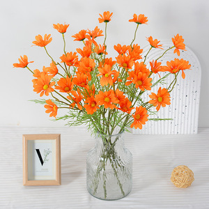 Bouquet de marguerites artificielles réalistes en soie et plastique pour la décoration intérieure, les mariages et les accessoires de photographie en extérieur - Product Image 1