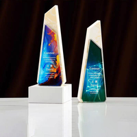 Trophée unique en cristal taillé en forme de sommet de montagne, design vierge, base en bois massif noir, bleu et transparent, pour reconnaissance sportive et corporative