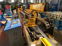 Machine de formage de profilés en acier à grande vitesse, contrôlée par PLC, entraînée par moteur, avec transmission par engrenages pour la production personnalisable de profilés en acier.