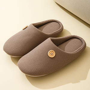 Chaussons unisexes personnalisés pour l'intérieur avec bouton japonais, semelle en daim et mousse à mémoire de forme souple, légers pour la maison et la chambre à coucher, pour l'hiver - Product Image 4