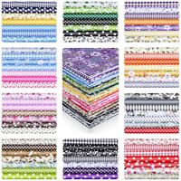 Paquete de cuadrados de tela de algodón acolchada estampada multicolor precortados para manualidades de costura y patchwork.