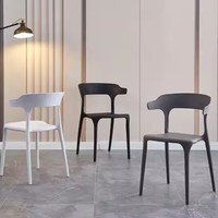 Meubles commerciaux modernes nordiques empilables corne de boeuf Pp chaises de salle à manger de café de Restaurant en plastique