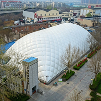 Dôme de natation gonflable autoportant ignifuge et thermiquement isolé en membrane PVDF PVC moderne pour entrepôt toutes saisons et sports aquatiques