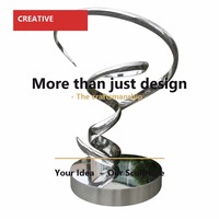 Sculpture abstraite moderne en ruban argenté, lame spirale, finition miroir, en acier inoxydable, pour projets hôteliers et commerciaux, commande en gros
