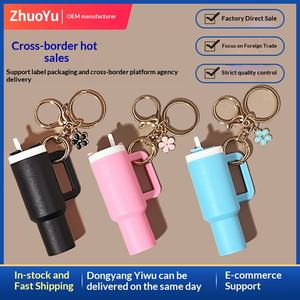 Portachiavi a Forma di Bicchiere di Ghiaccio con Mini Bicchiere Rimovibile Marca <span class=keywords><strong>Stanley</strong></span> Può Contenere Rossetto Accessorio per Zaino Giocattolo Portachiavi - Product Image 2