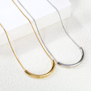 สร้อยคอแฟชั่นสไตล์มินิมอลทรงโค้งชุบทองแบบวินเทจ รูปตัวยู ทำจากสแตนเลสสำหรับผู้หญิง - Product Image 4