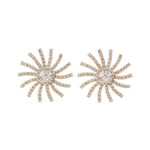 Pendientes de Diamantes para Mujer, Elegantes y Lujosos, Diseño de Girasol, Estilo Europeo Americano, Exagerados, de Aleación de Zinc Dorada, con Engaste de Bisel - Product Image 4