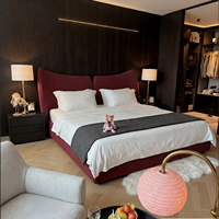 Neues italienisch-französisches minimalistisches Meerjungfrauenflossen-Doppelbett für das Hauptschlafzimmer, luxuriöses, samtbezogenes Polsterbett