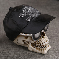 Ornement en résine tête de mort au design terrifiant avec lunettes et chapeau - 13x10x10cm pour aménagement paysager d'Halloween