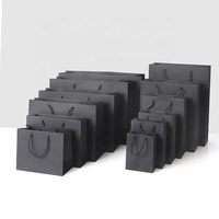 Emballage de vêtements de luxe personnalisé Sac en papier kraft noir durable avec poignée Réutilisable Laminé pour la vente au détail Sac cadeau parfait pour le shopping