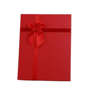 الصينية الأعلى مبيعا شعار مخصص فاخرة صندوق ورق مجعد لون أحمر صندوق تعبئة هدايا الملابس