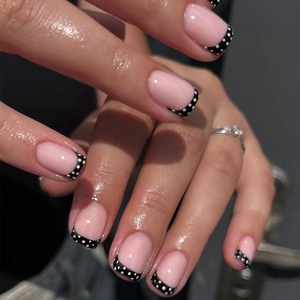 Vente en gros de 24 faux <span class=keywords><strong>ongles</strong></span> courts de style français, couvrant entièrement l'ongle, en ABS, réutilisables, en forme d'amande, style noir et blanc, avec colle pour les doigts - Product Image 2
