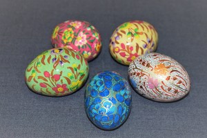 Colección de huevos de papel mache de Cachemira de alta calidad para una decoración elegante del hogar para ocasiones de Pascua - Product Image 4