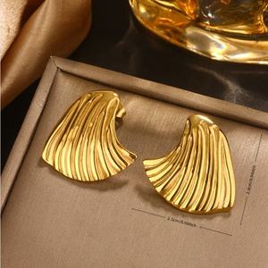 Pendientes Geométricos Exagerados con Forma de Corazón, Fruta y Flor para Mujer, de Acero Inoxidable, Modernos, para Fiesta, Chapados en Oro de 14K, Hechos a Medida - Product Image 3