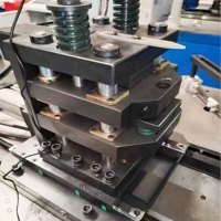 Machine de formage par poinçonnage de bride de ventilateur de production de tuyaux hydrauliques horizontaux